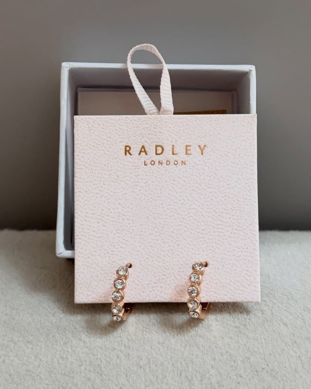 Vathë rrethi të vegjël Radley London me gurë, ngjyrë ari rozë