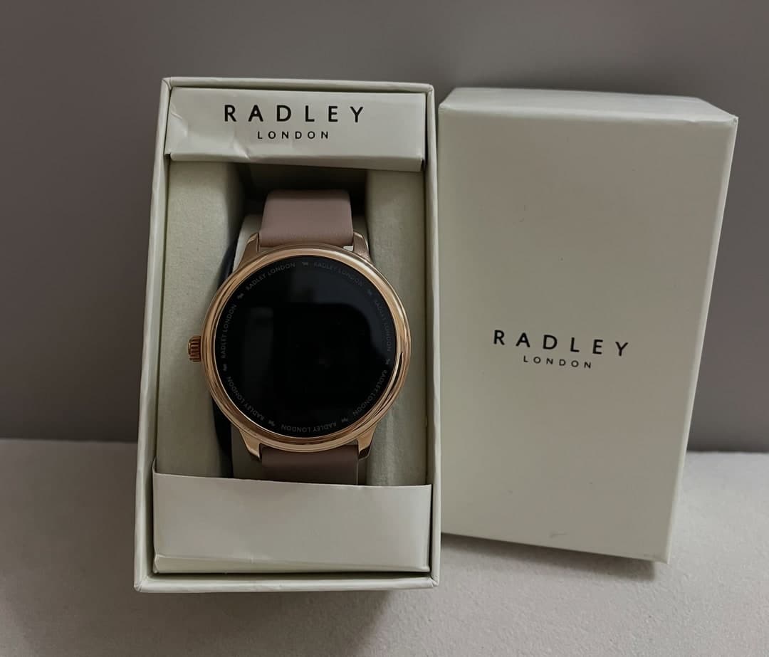 Smartwatch Radley London me kasë ari rozë dhe rrip rozë pudër