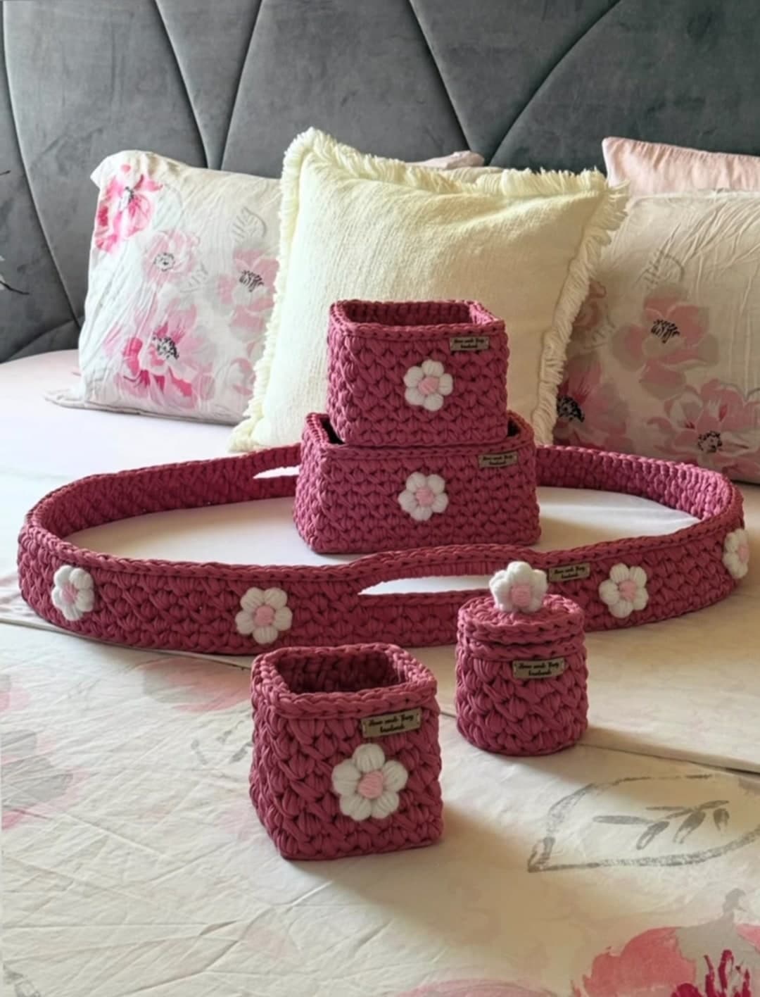 Set organizues me lule për dhomën e bebit, rozë e errët