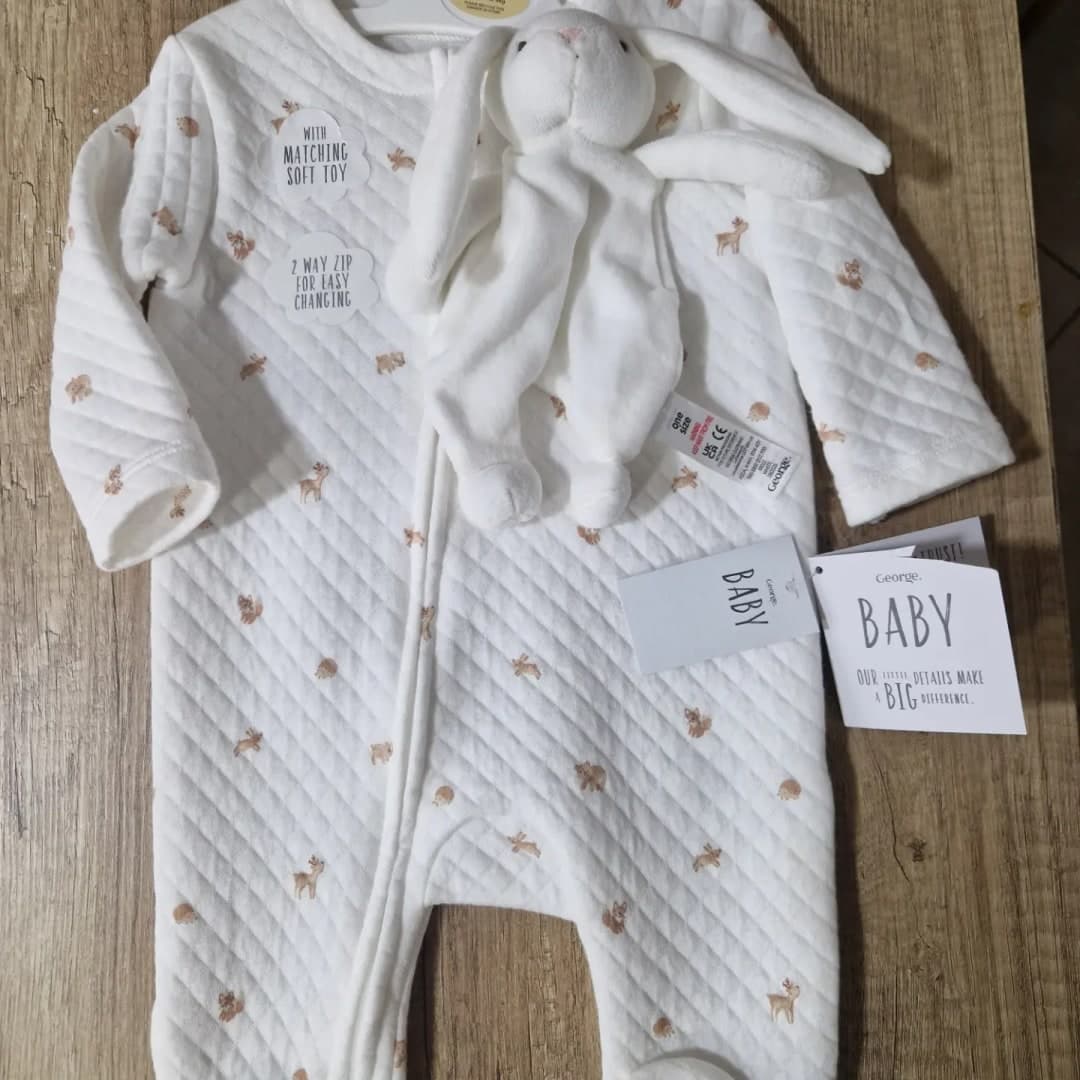 Kominoshe e bardhë e kapitonuar për bebe
