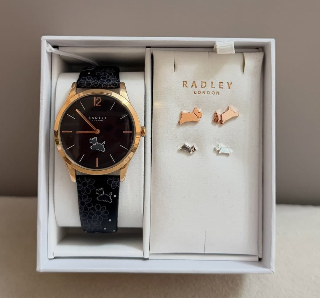 Set Radley London: orë me fushë të zezë dhe 2 palë vathë qenush