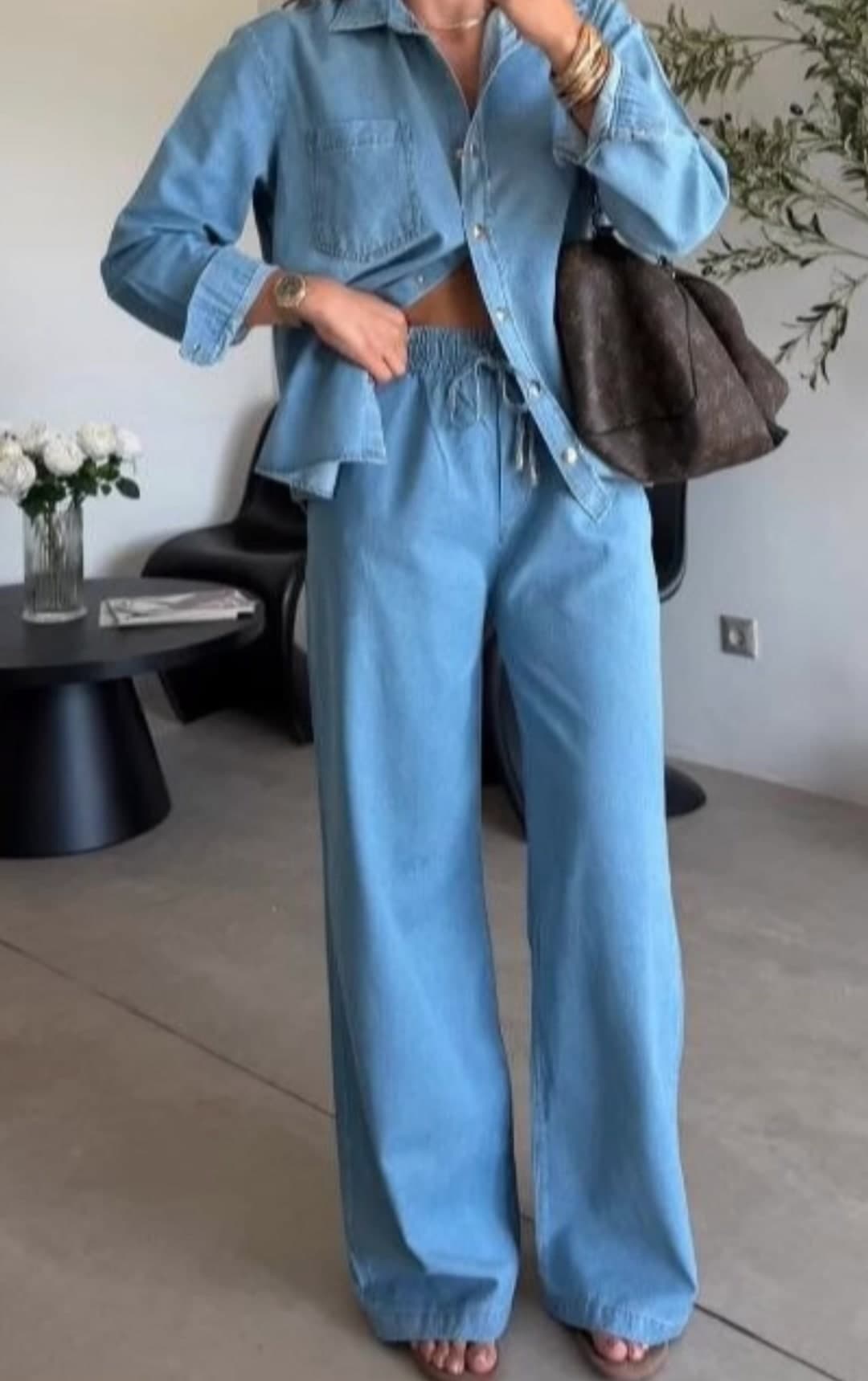 Set xhinsi blu i çelur me këmishë dhe pantallona të gjera