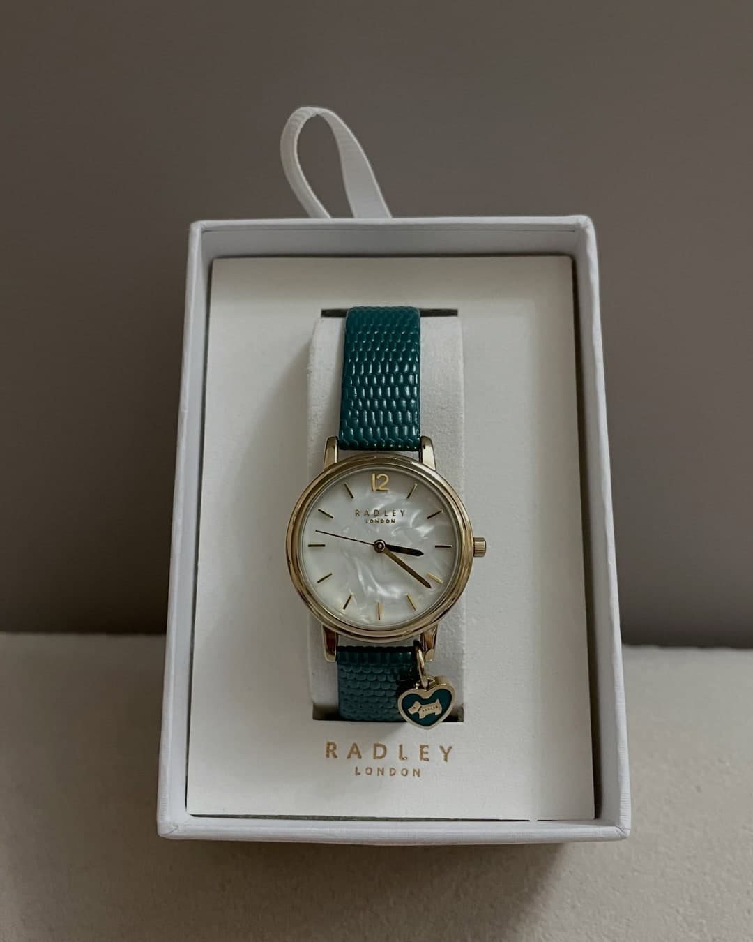Orë Radley London me fushë si perlë dhe rrip jeshil me teksturë
