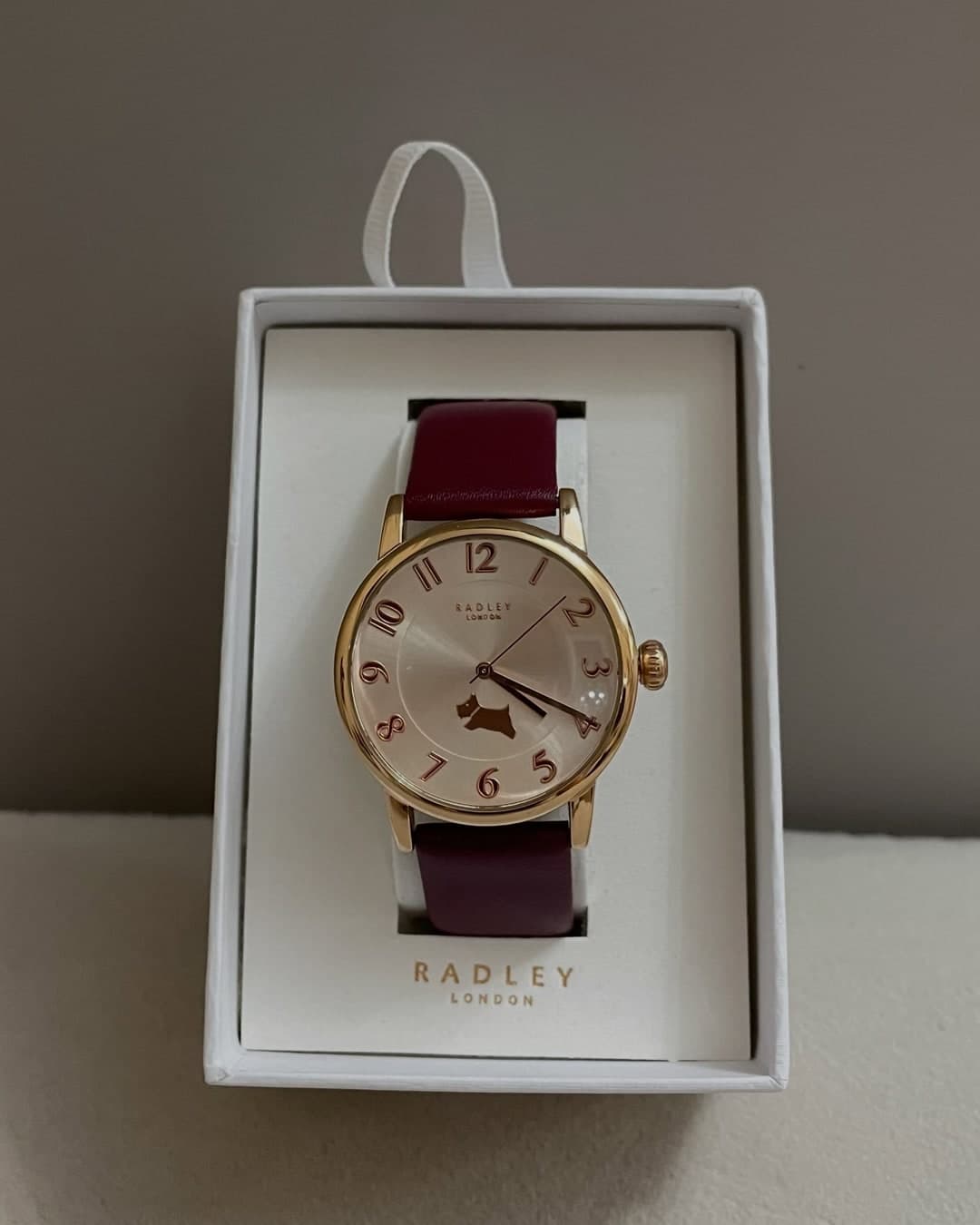 Orë Radley London me numra ngjyrë ari rozë dhe rrip bordo