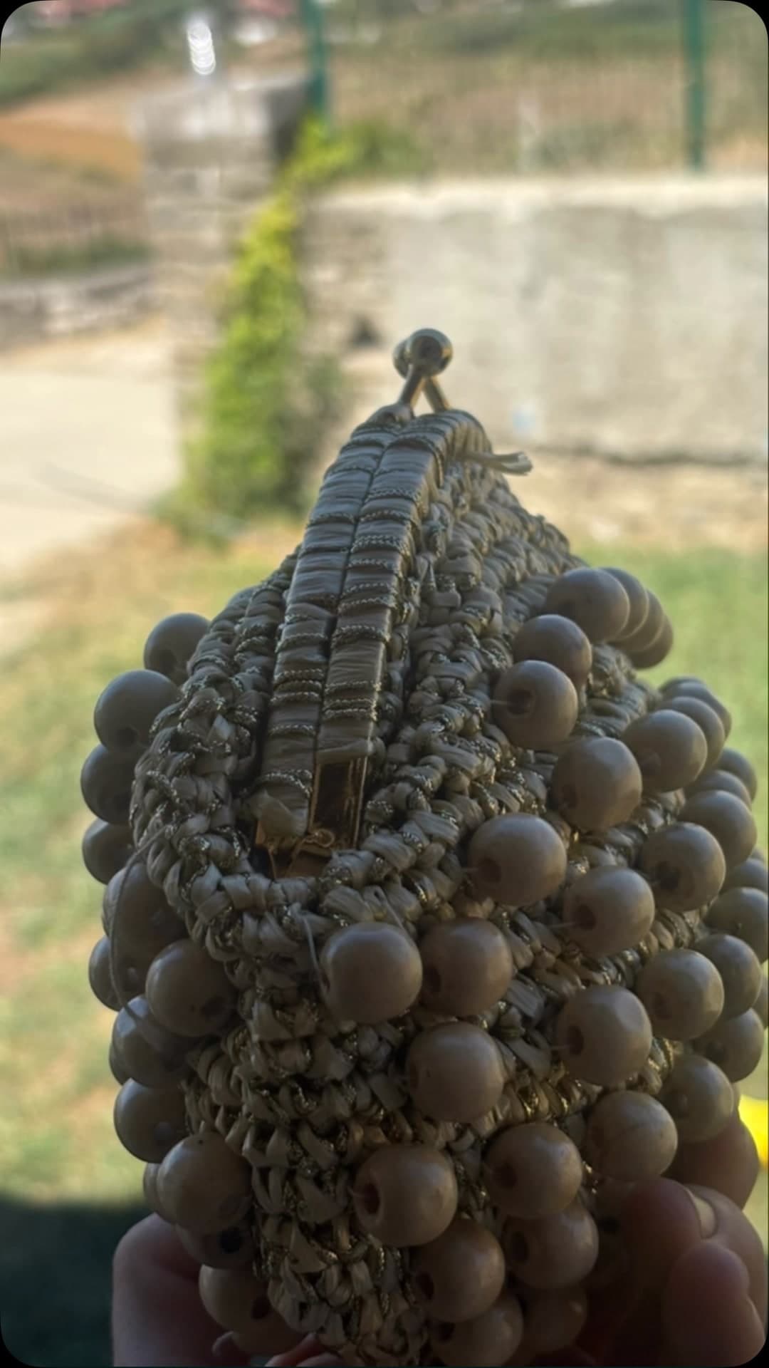 Çantë me rruaza të mëdha bezhë dhe mbyllëse metalike