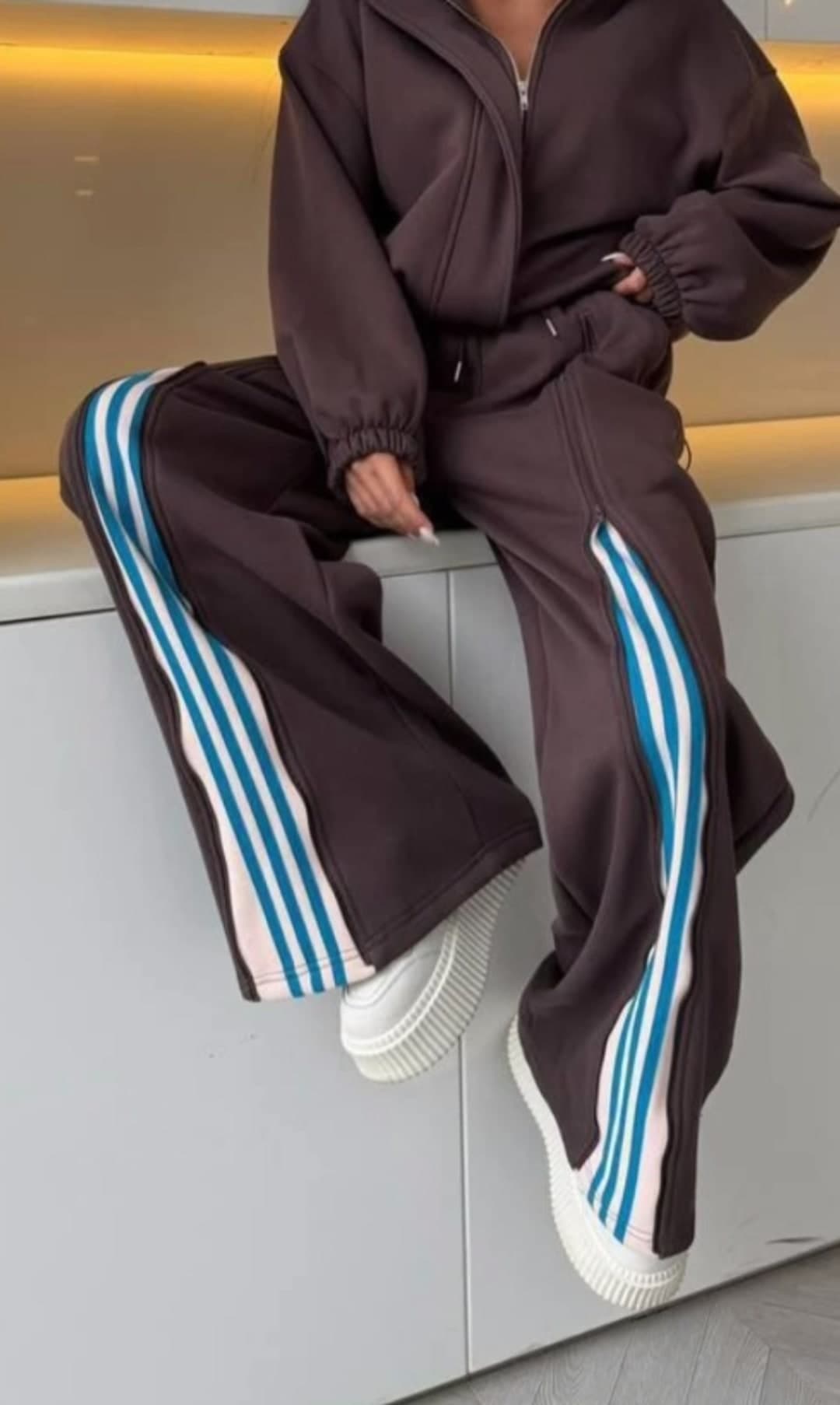 Set sportiv kafe me shirita blu në pantallona