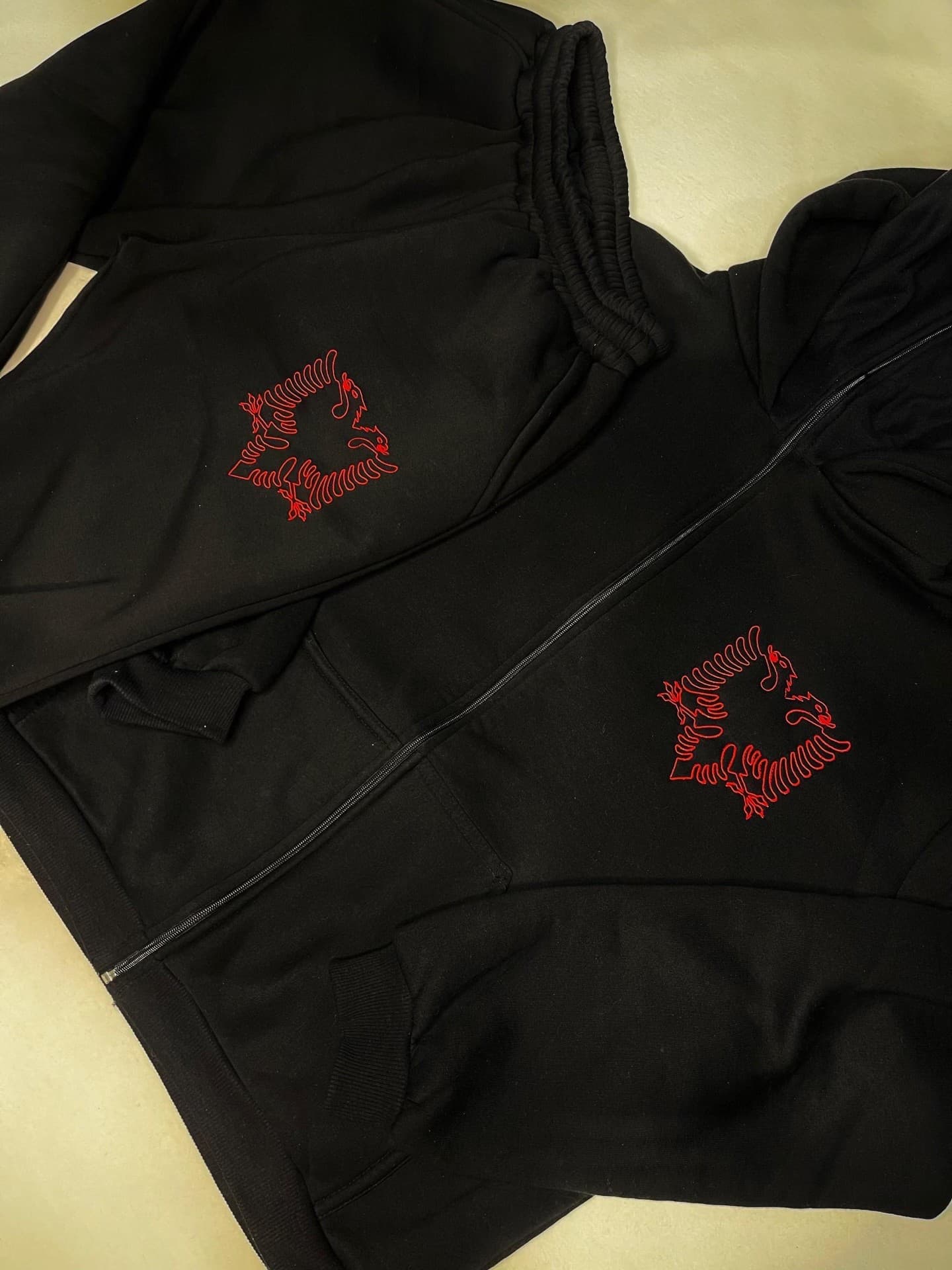 Eagle Embroidered Set – komplet duks me zinxhir dhe pantallona, me shqiponjë të qëndisur