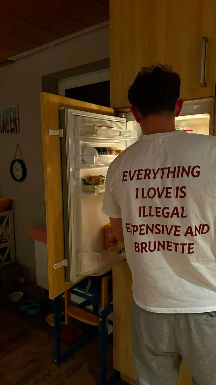 Illegal Expensive Brunette Tee – bluzë oversize e bardhë me mbishkrim