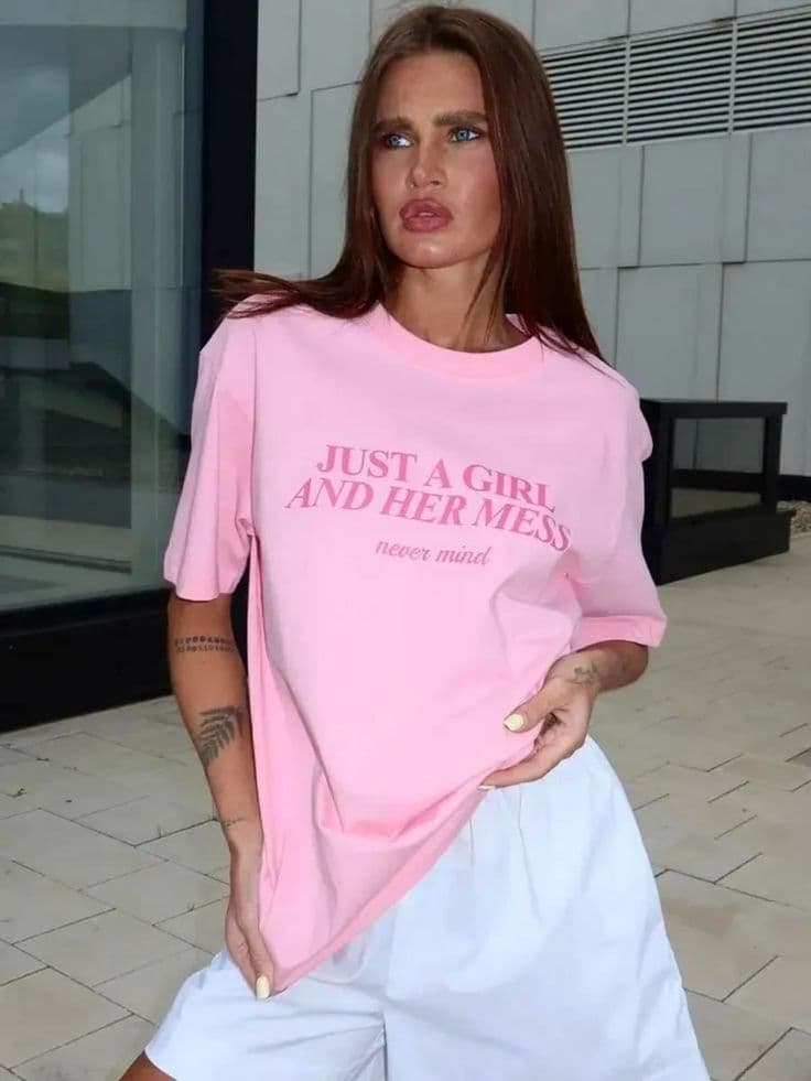 Just a Girl and Her Mess Tee – bluzë oversize rozë