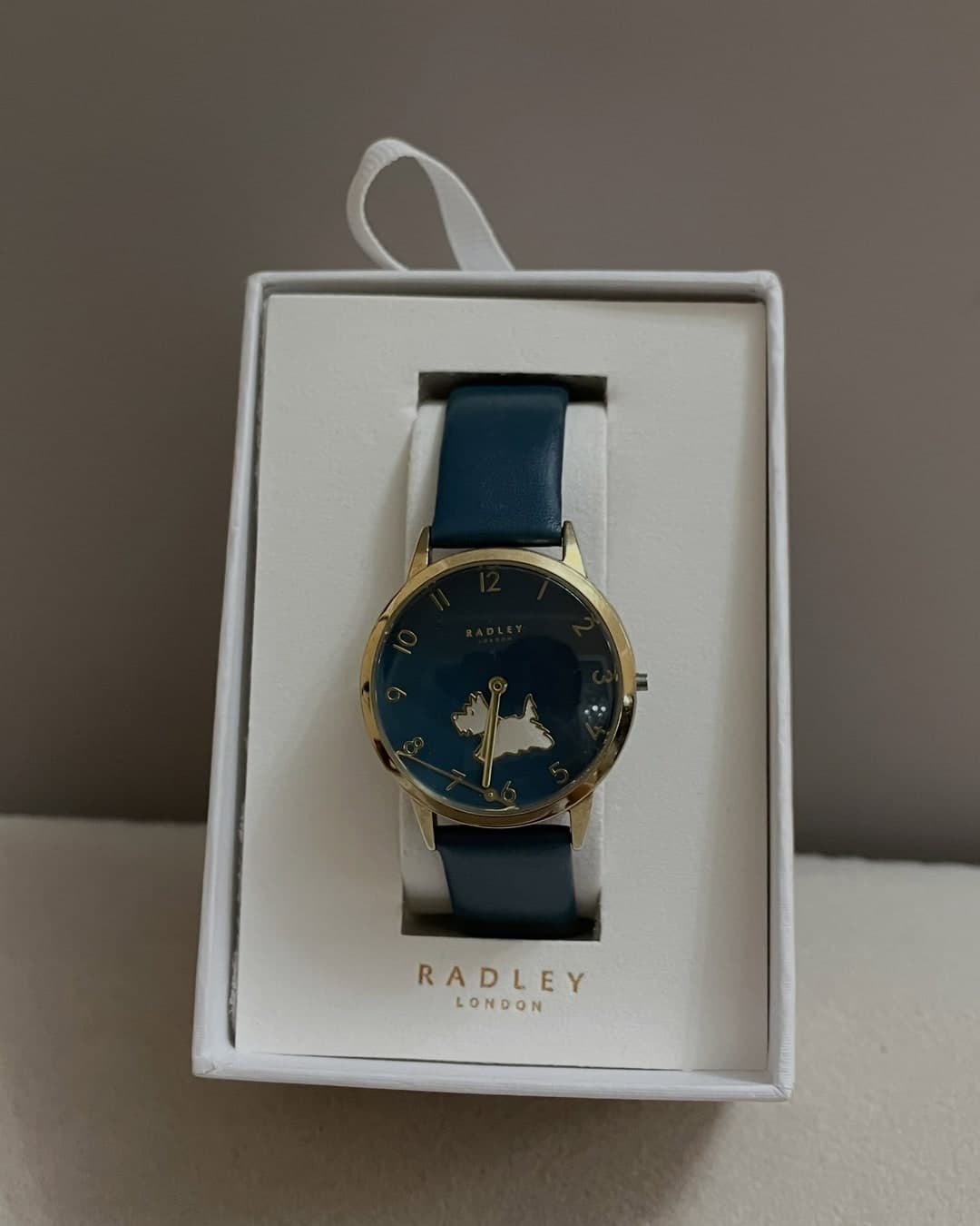 Orë Radley London me fushë blu dhe qenush të bardhë