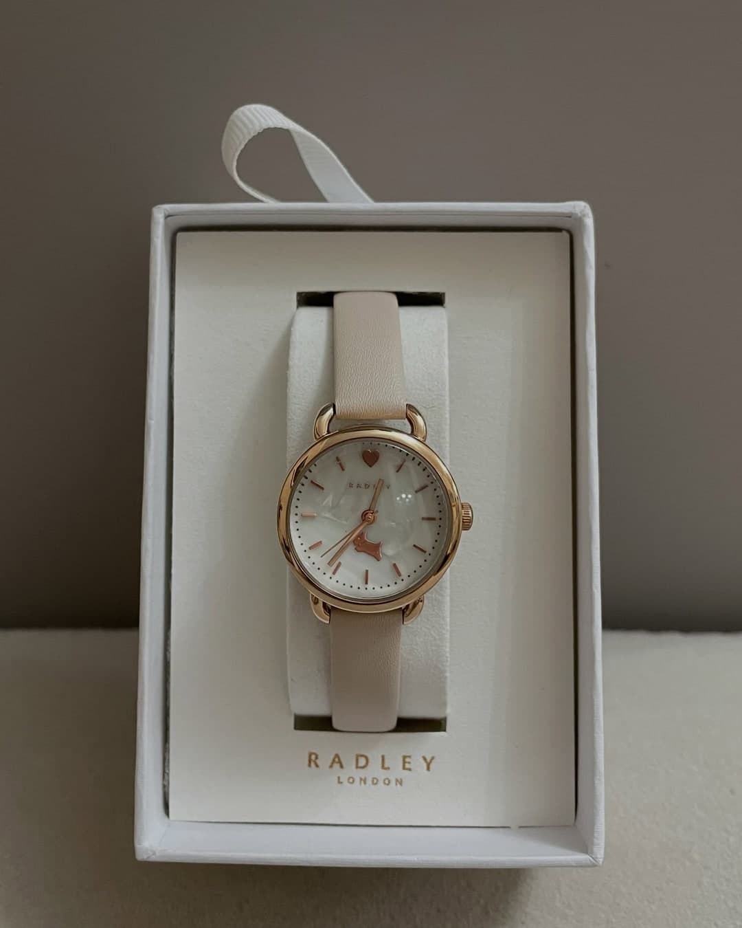 Orë Radley London me fushë si perlë, zemër dhe rrip krem