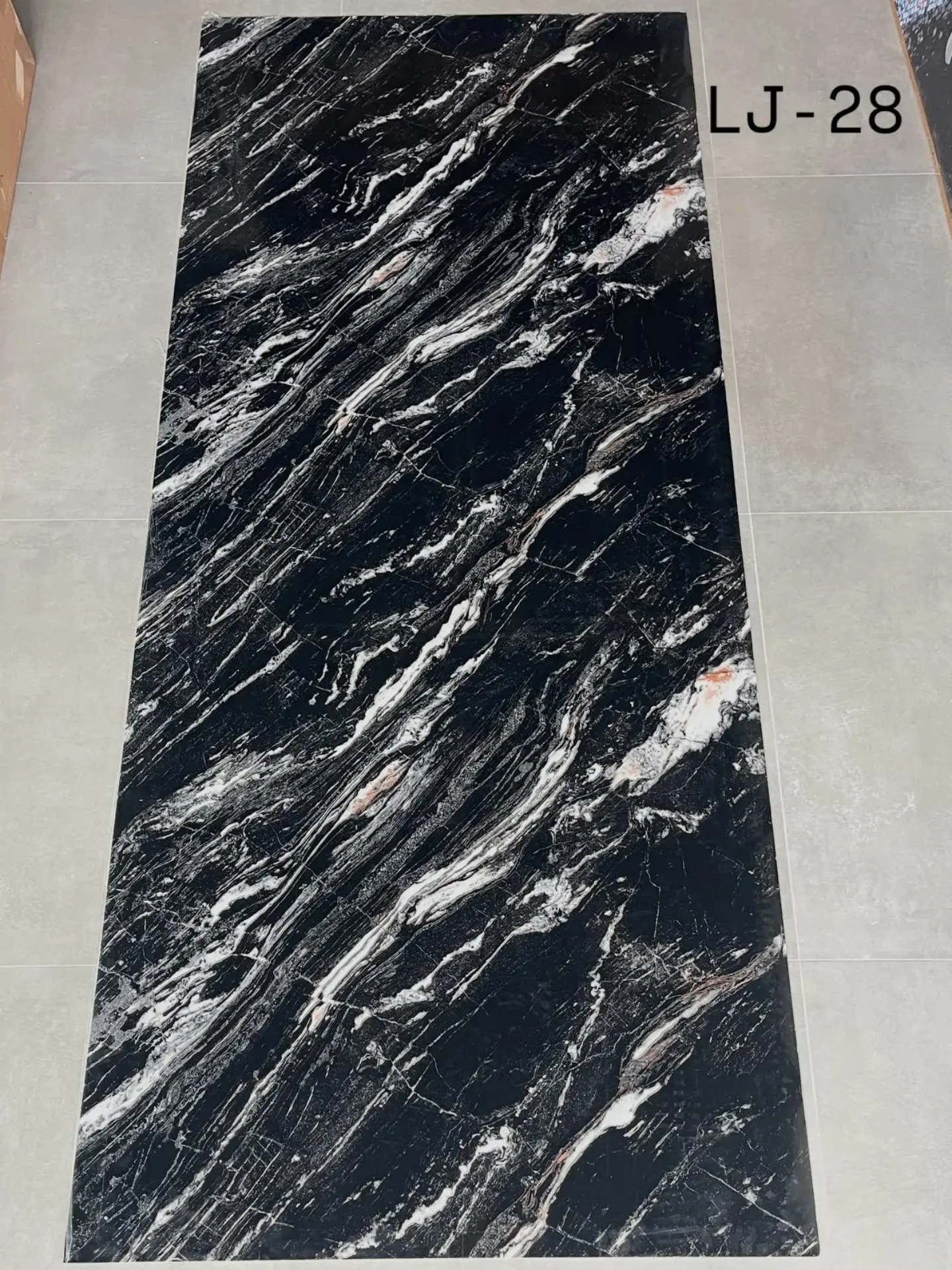 Panel dekorativ muri me efekt mermeri LJ-28, 122 × 280 cm