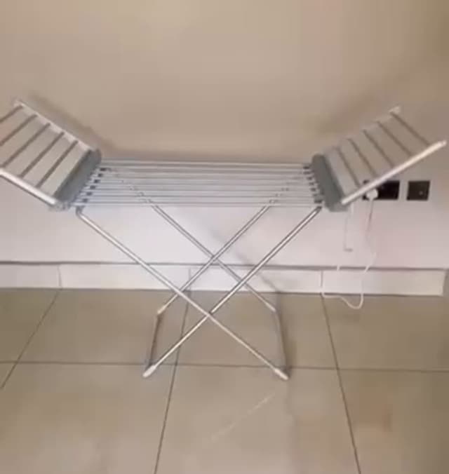 Tharëse rrobash elektrike me krahë anësorë