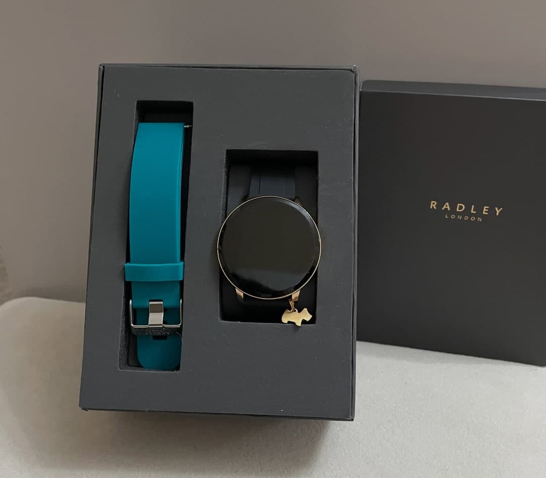 Smartwatch Radley London me rrip të zi dhe rrip rezervë bruz