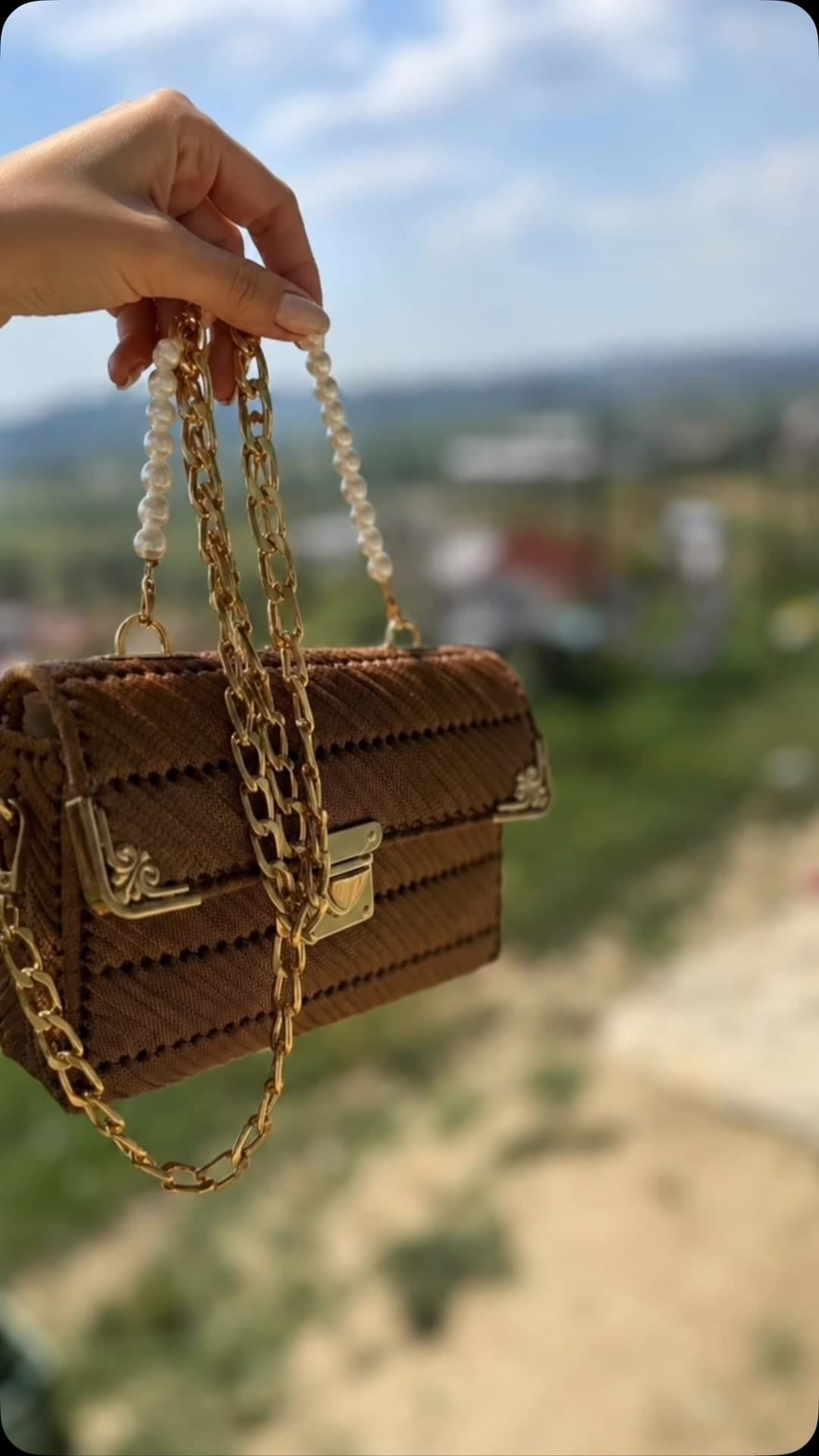 Çantë kuti kafe me aksesorë të artë dhe zinxhir me perla