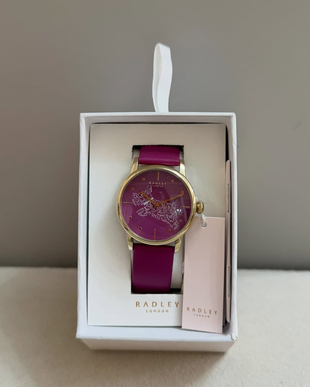 Orë Radley London ngjyrë fuksia me qenush nga shkronja