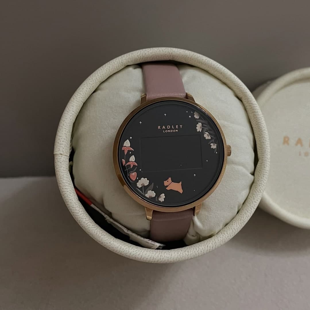 Smartwatch Radley London me fushë të zezë me lule dhe rrip rozë pudër