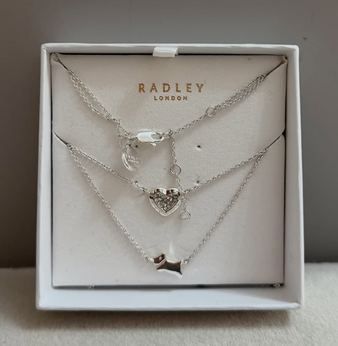 Gjerdan Radley London me dy shtresa, zemër me gurë dhe qenush, ngjyrë argjendi