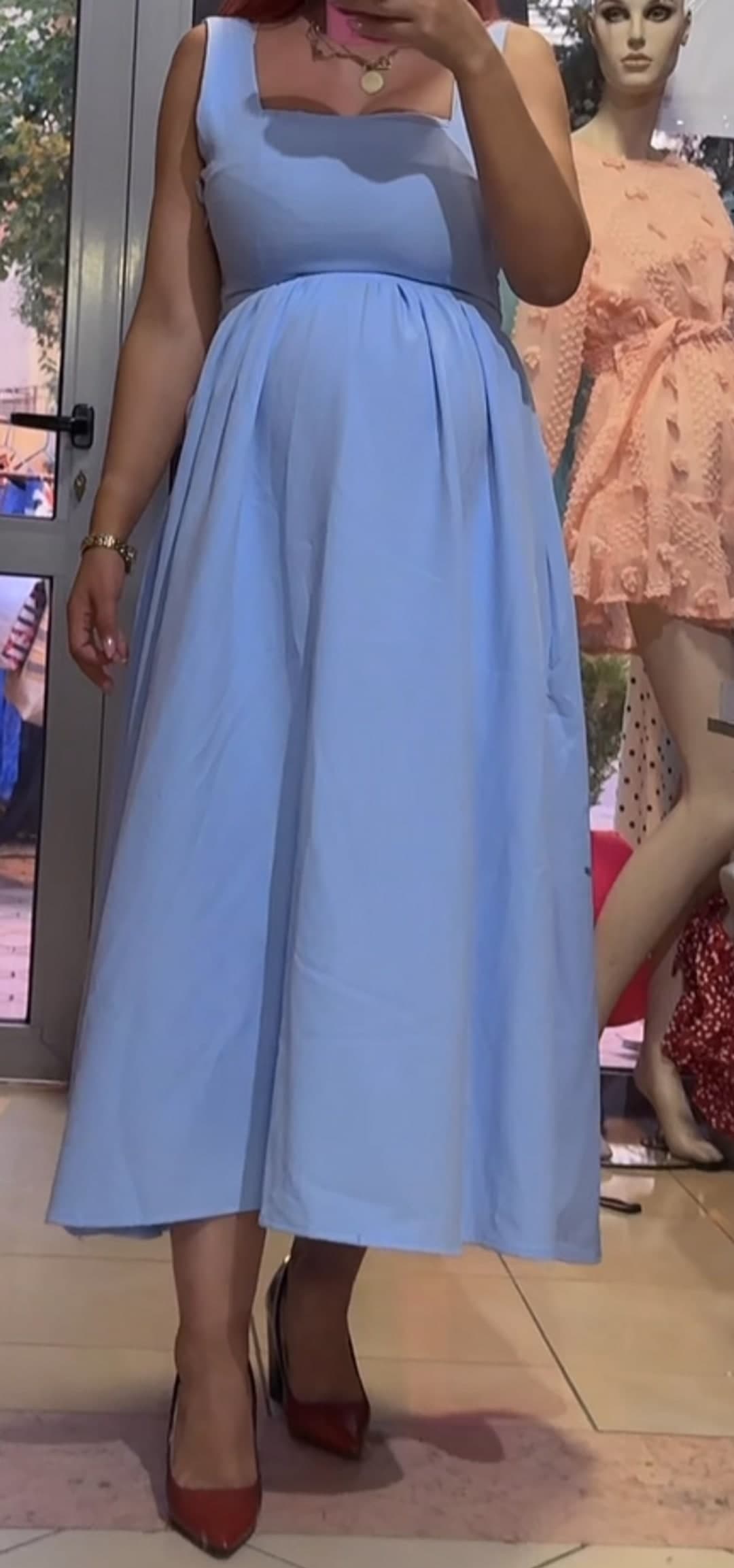 Fustan midi blu i çelur me dekolte katror