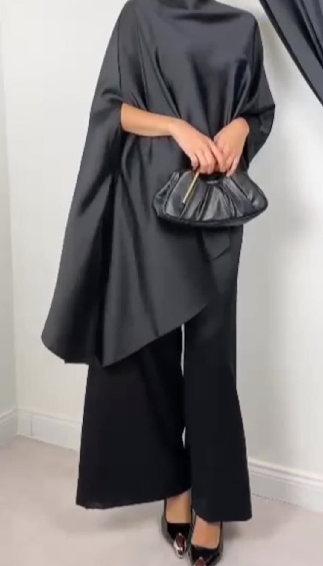 Set satin me bluzë në stil pelerine dhe pantallona të gjera