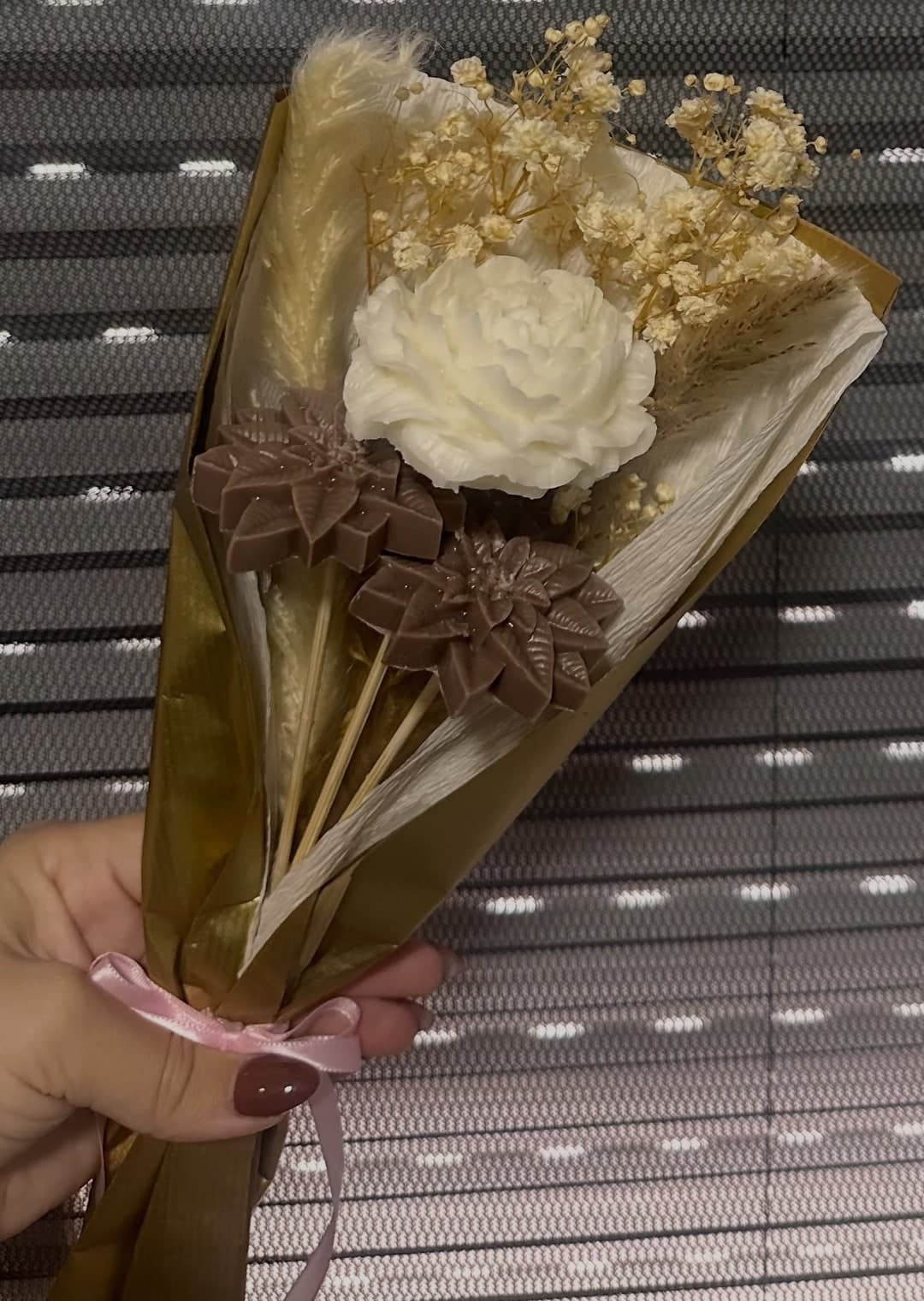 Buqetë e vogël me lule qiriri të bardha dhe kafe