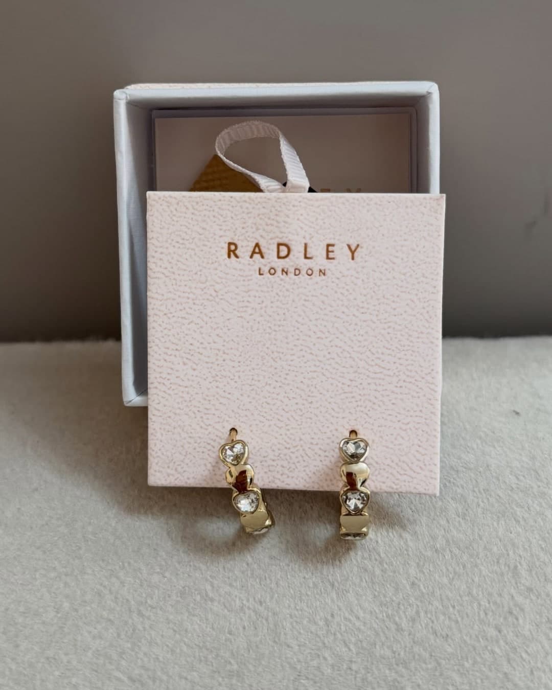 Vathë rrethi të vegjël Radley London me zemra me gurë, ngjyrë ari