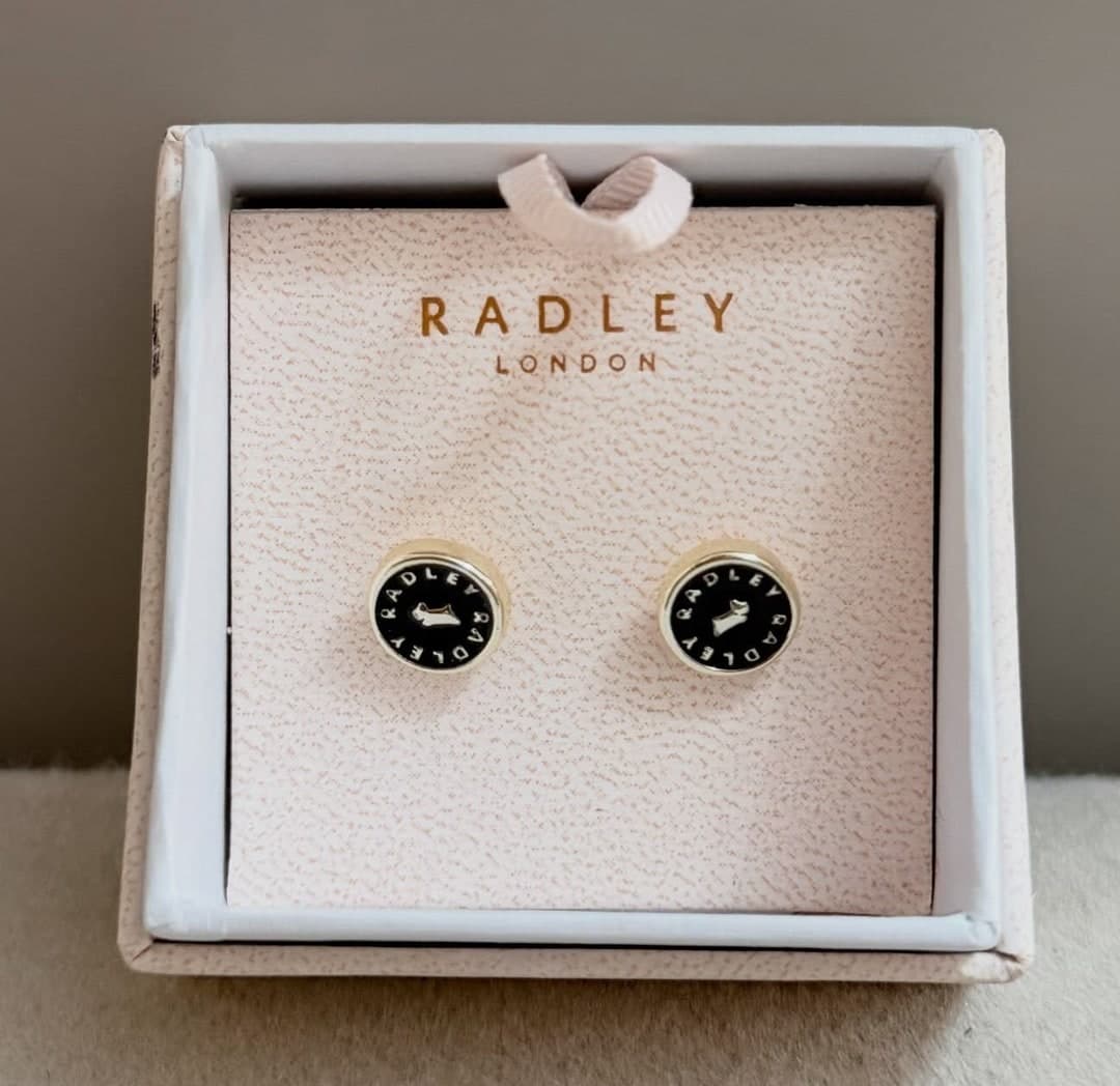 Vathë Radley London të rrumbullakët me sfond të zi dhe qenushin Radley