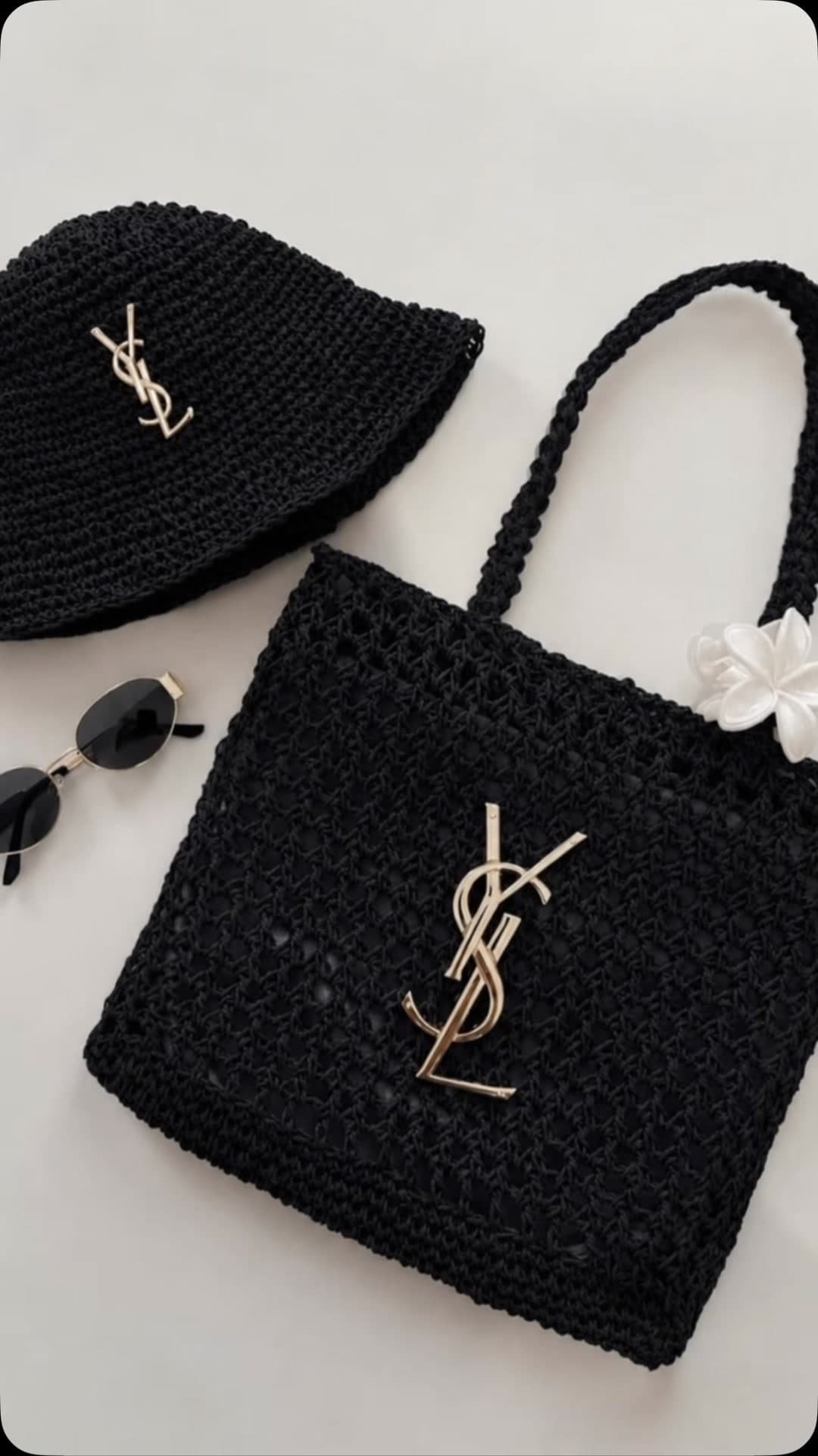 Set çantë dhe kapelë me grep me logo YSL