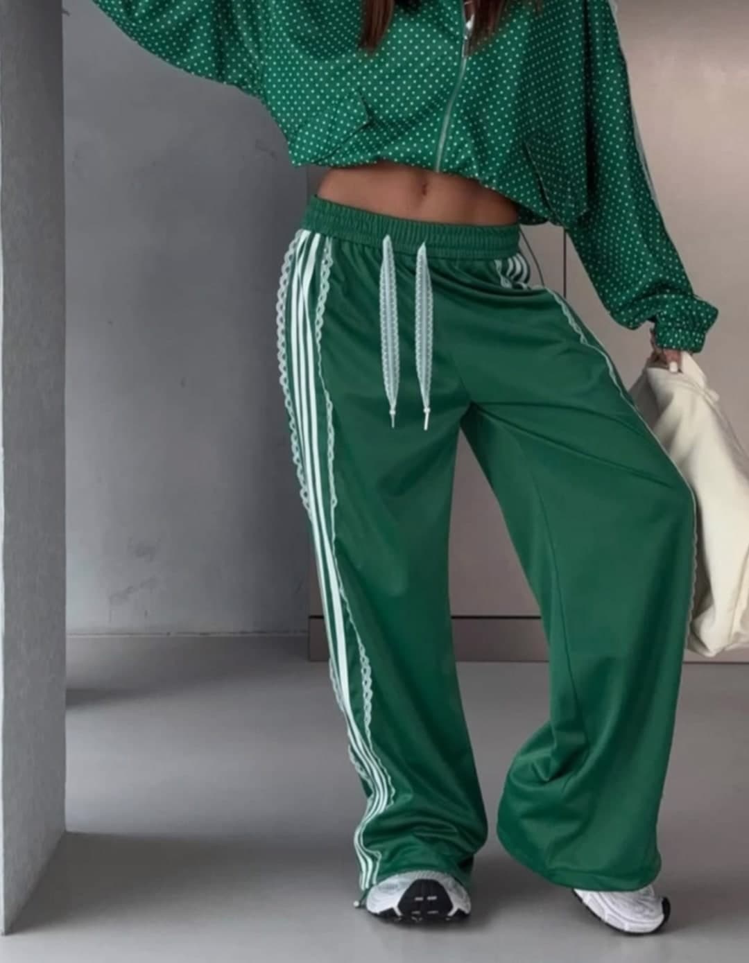 Set sportiv jeshil me pika të bardha dhe shirita